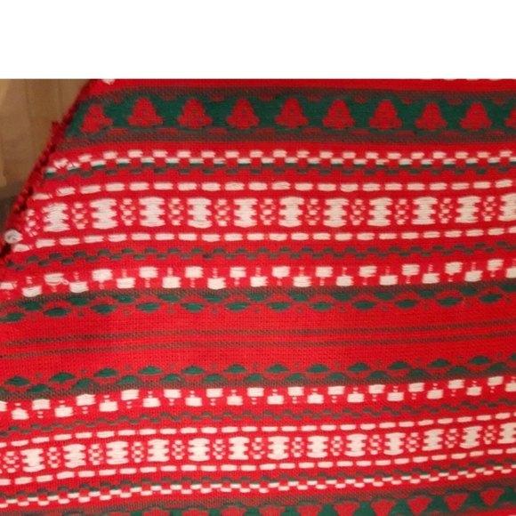 Beautiful vintage oval tablecloth red cotton blend crochet fringe holiday 64x66 - Picture 3 of 5